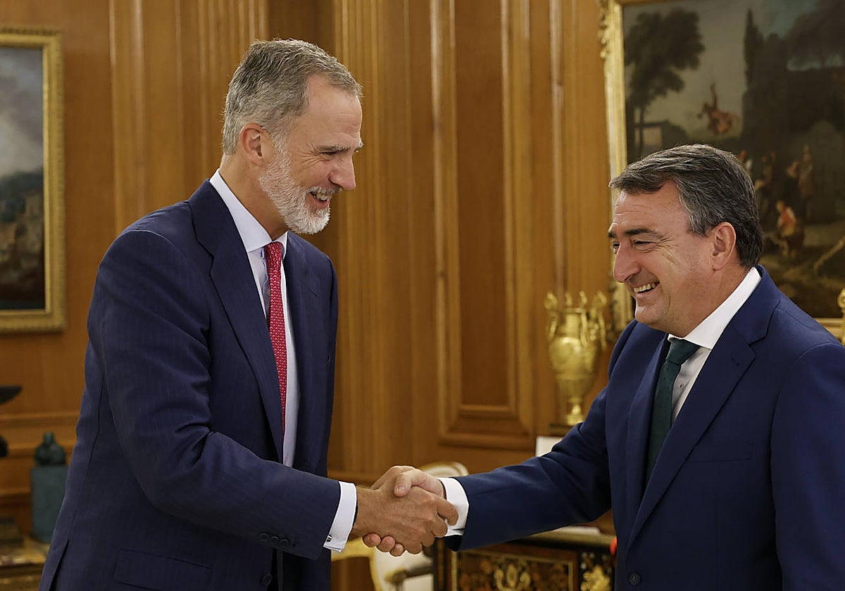 Aitor Esteban saluda a Felipe VII a su llegada a Zarzuela