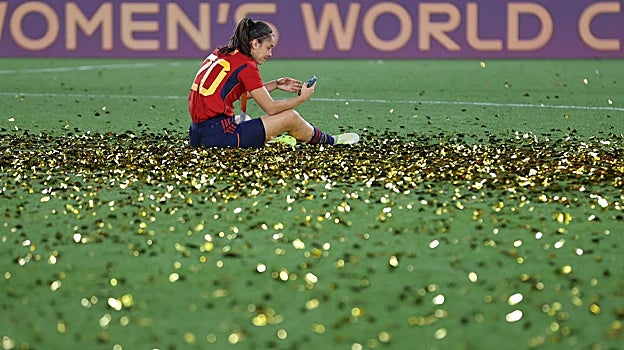 Rocío Gálvez llama a su familia desde el estadio tras ganar el Mundial