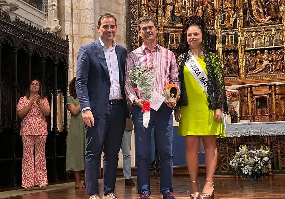 Faustino Lara, en el centro, tras recoger su premio en la iglesia de Santa María de la Asunción