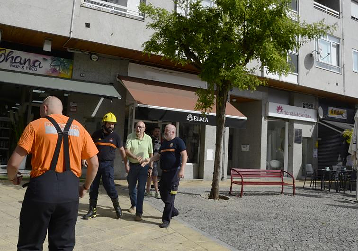 El alcalde de la localidad delante de la vivienda en la que se atrincheró el hombre