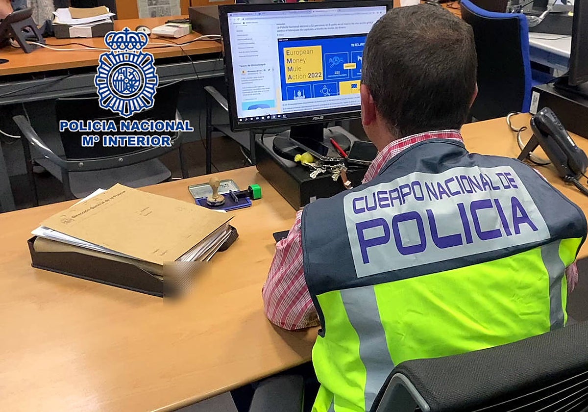 Imagen de un investigador del Cuerpo Nacional de Policía