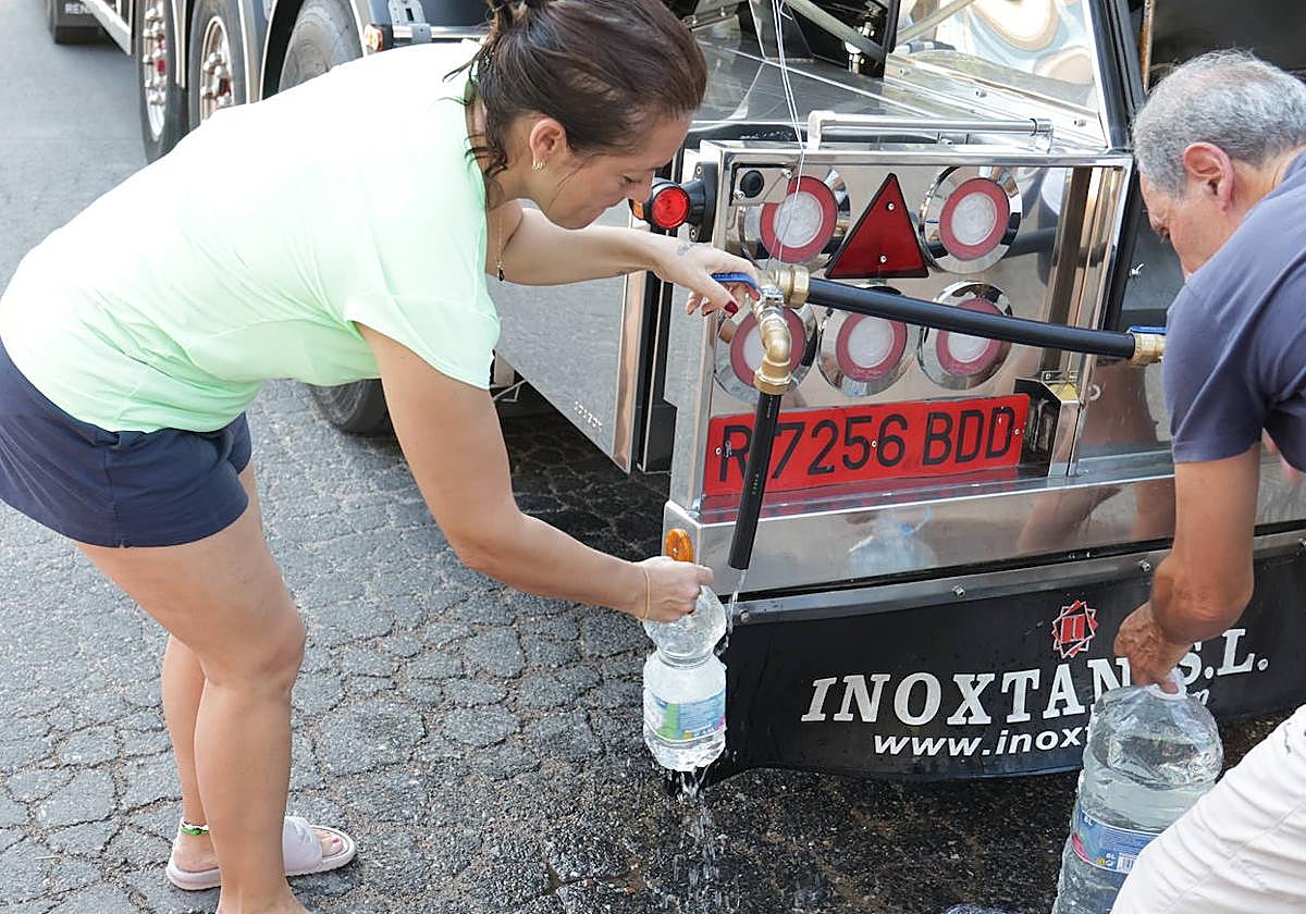 Vecinos de Las Jaras recogen agua del camión cisterna de Emacsa