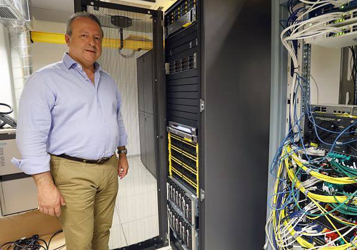 El director del Cendoj, Joaquín Silguero, en la sala de servidores