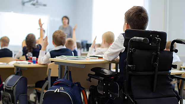 Imagen de archivo de un alumno con discapacidad en clase