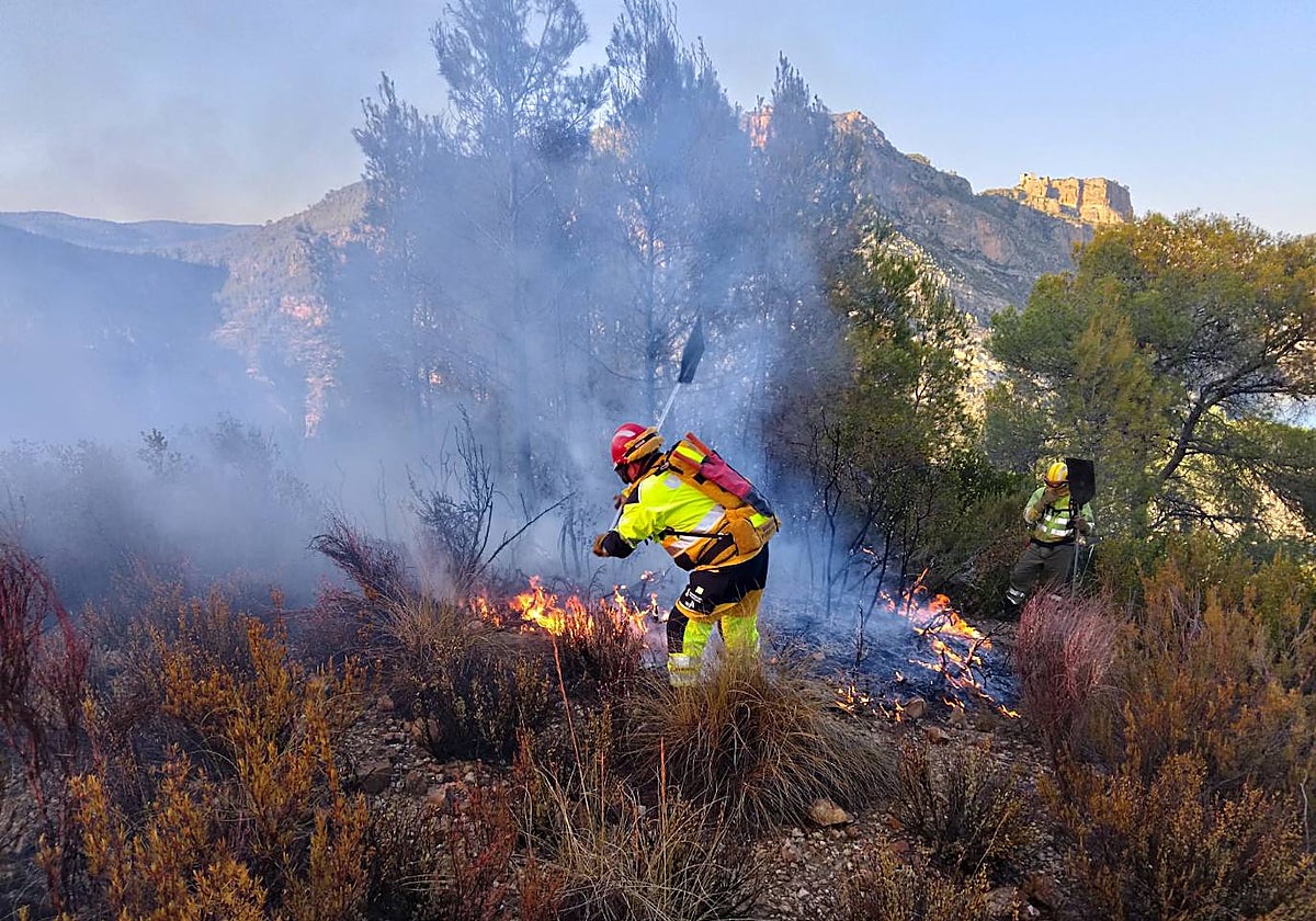 Imagen de los trabajos de extinción del incendio de Cofrentes (Valencia)