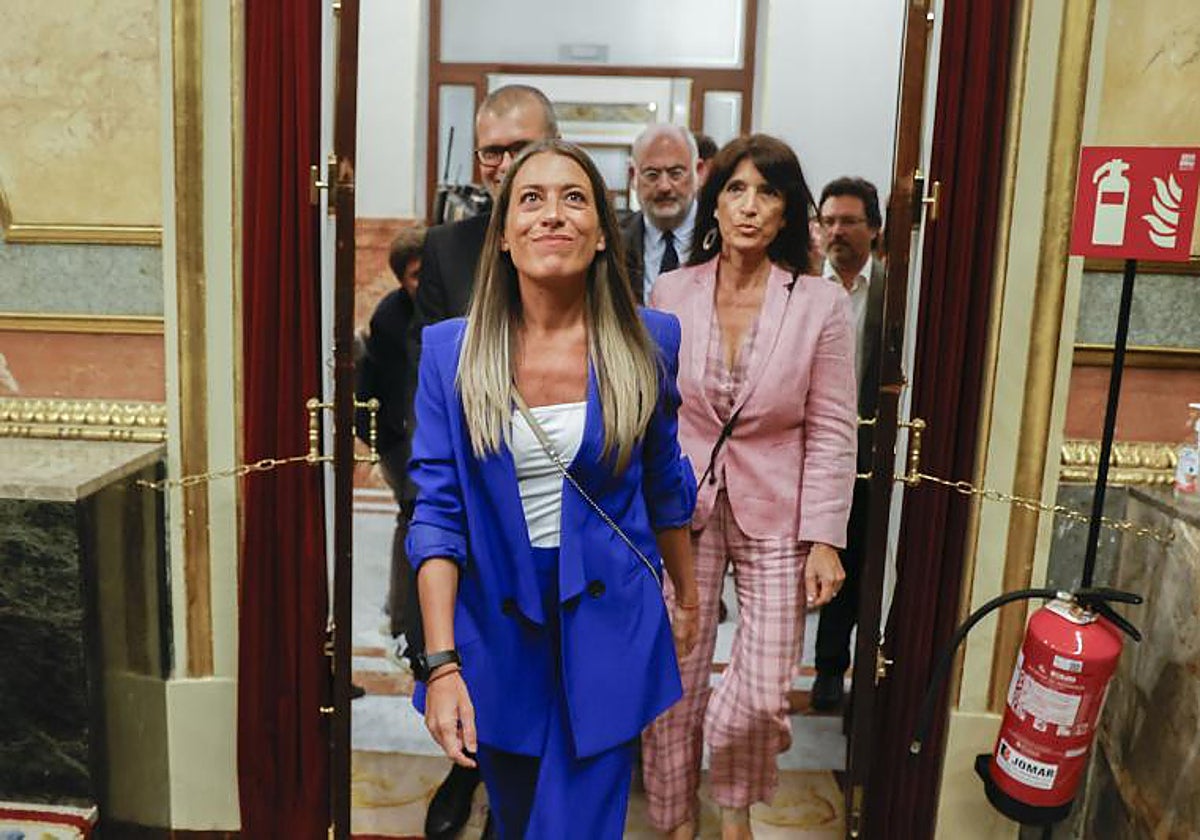 Miriam Nogueras y otros diputados de Junts en su llegada a la sesión constitutiva del Congreso