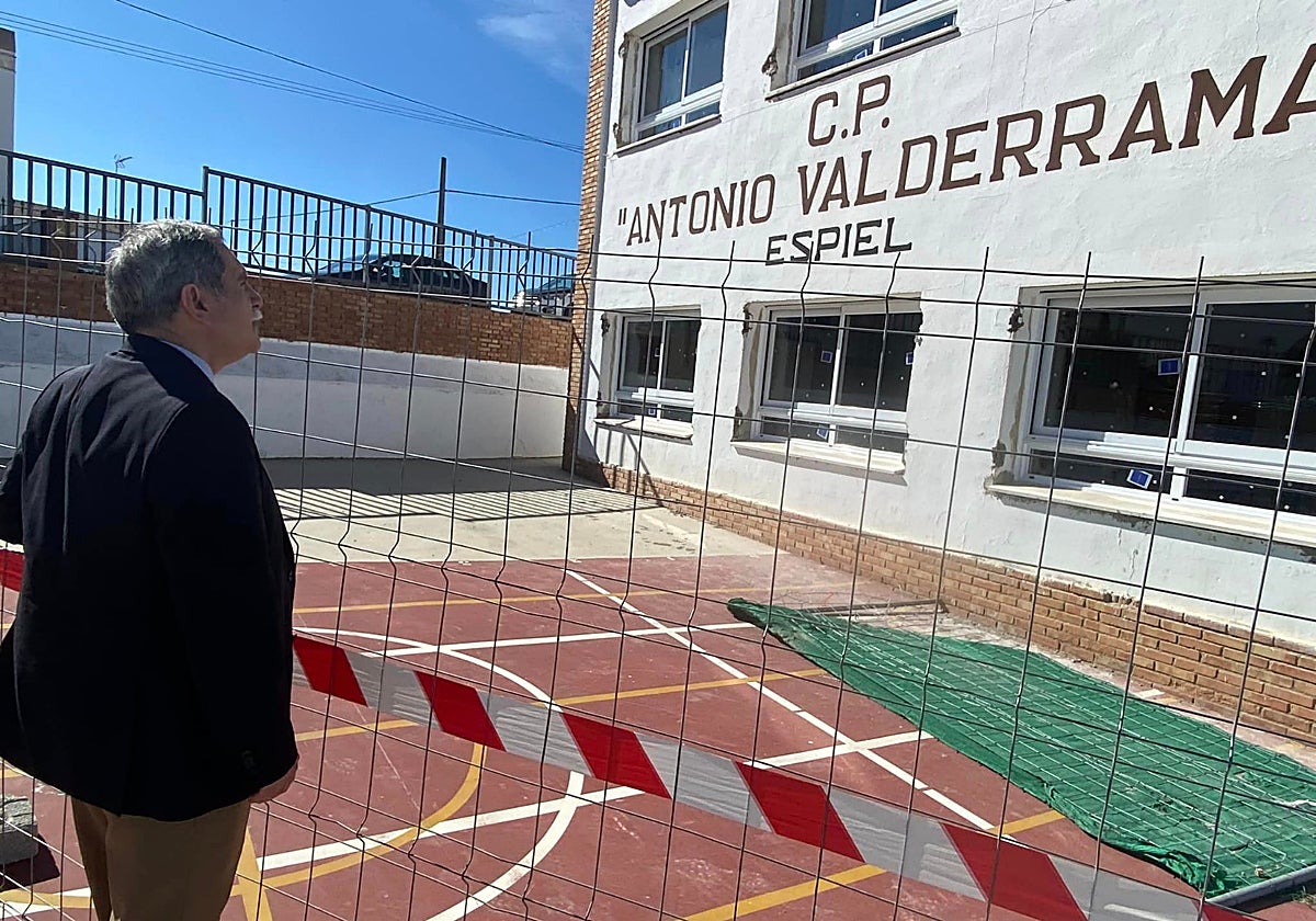 El delegado de Educación en un instituto de Espiel en obras