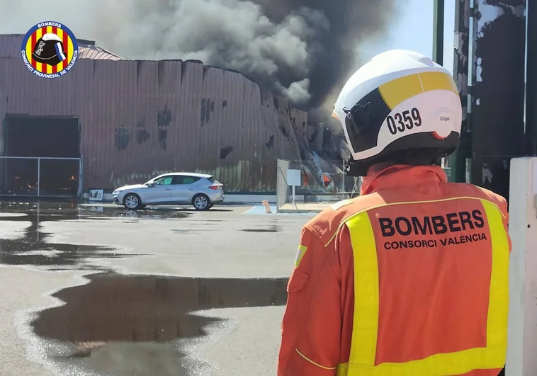 Imagen de las labores de extinción de incendios en una nave de Guadasséquies (Valencia)