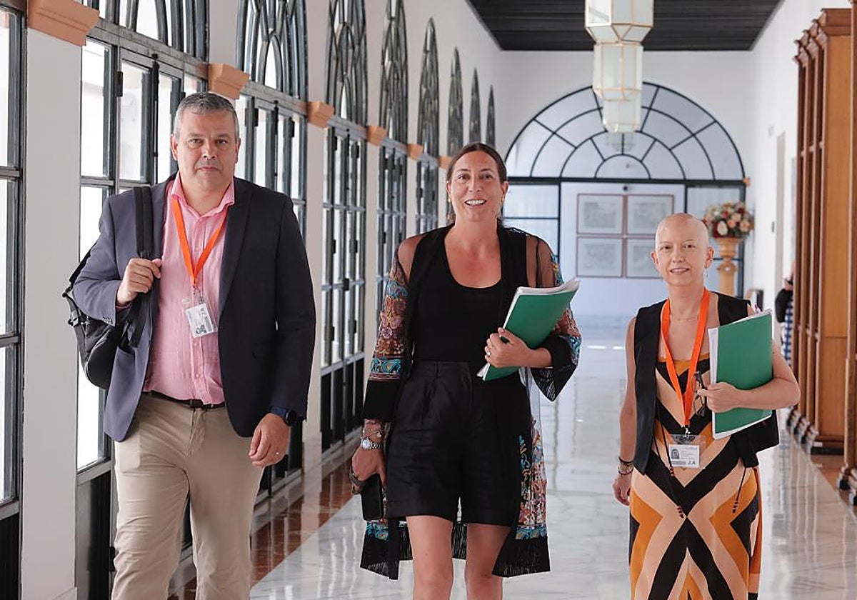 Loles López y Olga Carrión, a la derecha de la imagen, a su llegada a la sesión de la Comisión