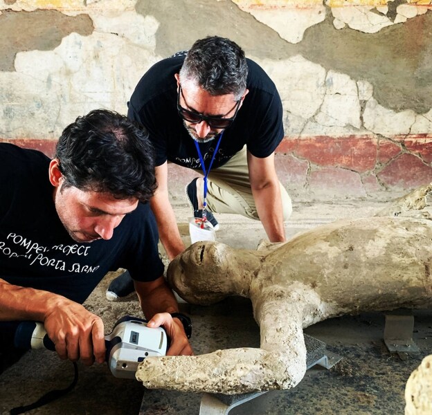 Imagen de los investigadores de la Universitat de València Gianni Gallello y Llorenç Alapont, en el análisis de los calcos de Pompeya con fluorescencia de rayos X