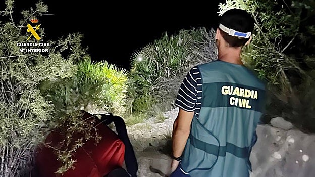 Imagen de parte del rescate del joven fallecido por parte de la Guardia Civil