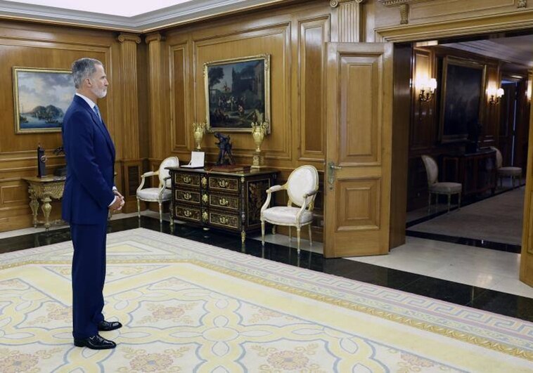 El Rey Felipe VI en el Palacio de la Zarzuela durante la ronda de consultas. En vídeo, Armengol anuncia que Feijóo es el candidato designado por el Rey para la investidura.