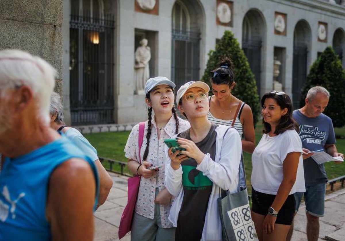 Turistas asiáticas ante el Museo del Prado