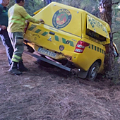 Un vehículo de la BRIFOR se sale de la vía y choca contra un árbol mientras trabajaba en el incendio