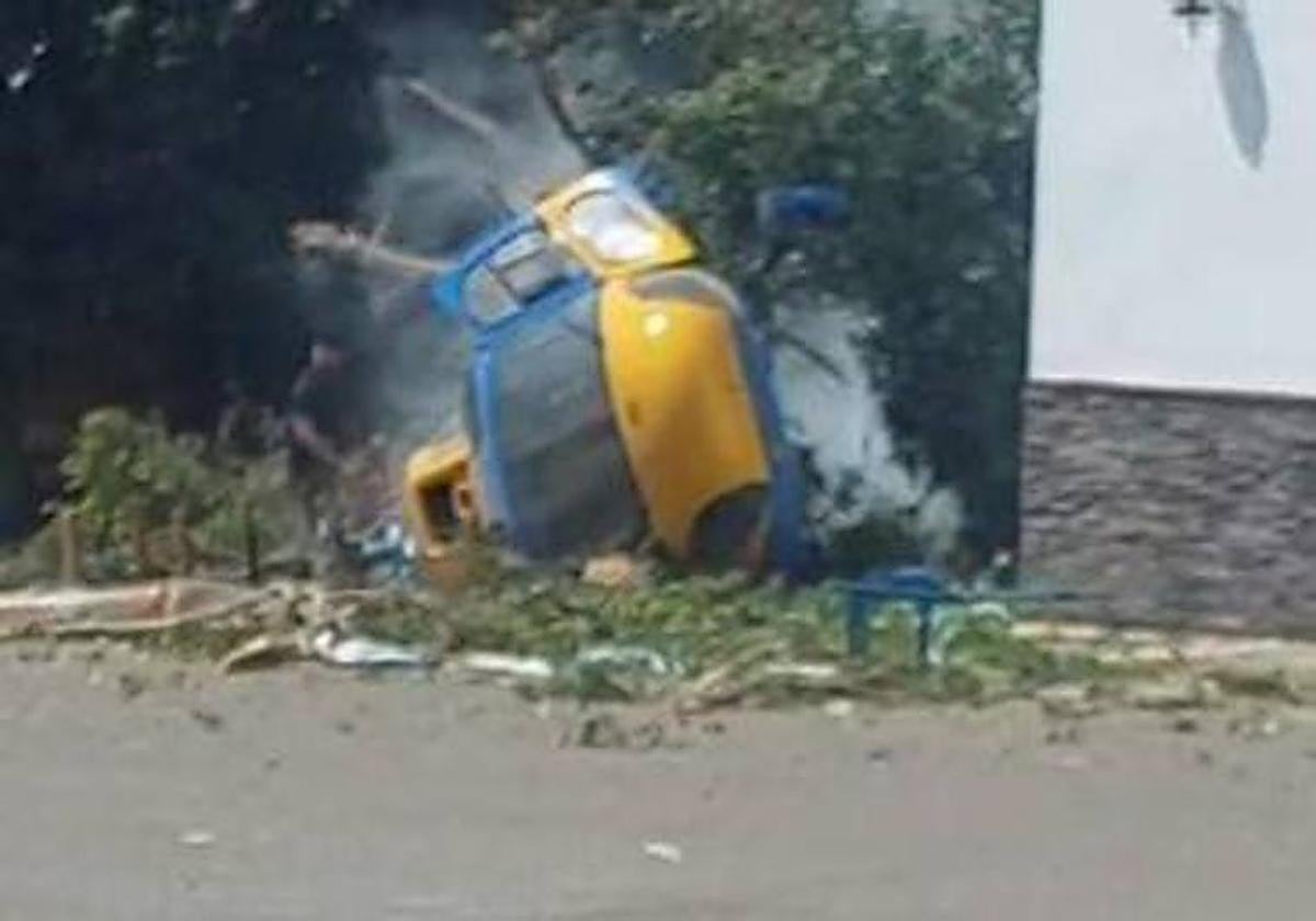 Instante en el que el helicóptero se estrella contra el árbol