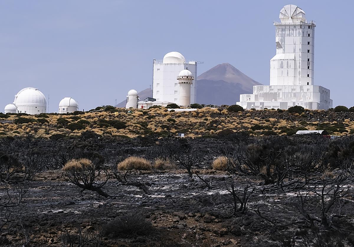 El observatorio del Teide, perteneciente al Instituto de Astrofísica de Canarias, este jueves después del paso del incendio forestal que afecta a la isla de Tenerife