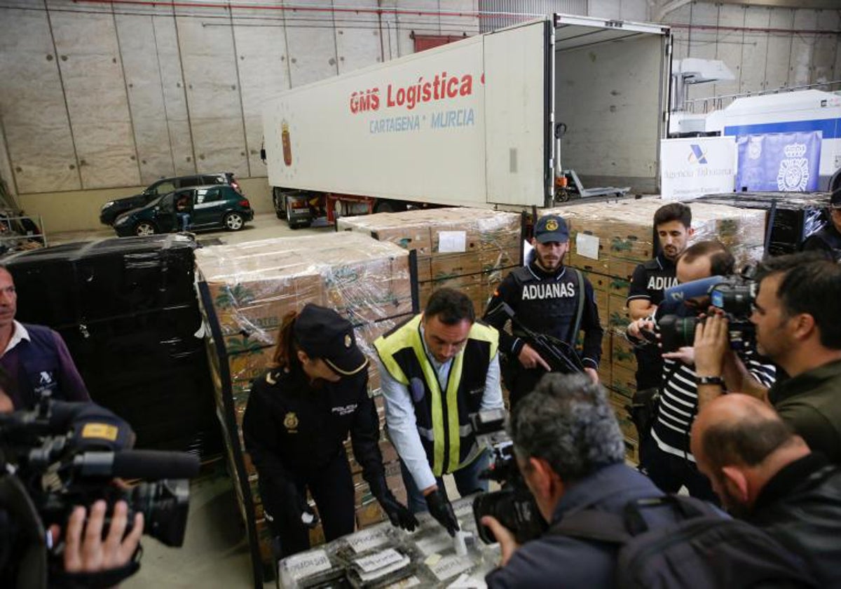 Mandos policiales en la rueda de prensa del que hasta ahora era el mayor alijo de esta droga