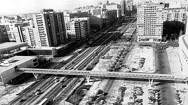 Pasarela sobre la Castellana, entre el Palacio de Congresos y el Estadio Santiago Bernabéu, construida para el Mundial de Fútbol de 1982