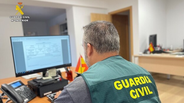 Imagen de un guardia civil durante la investigación