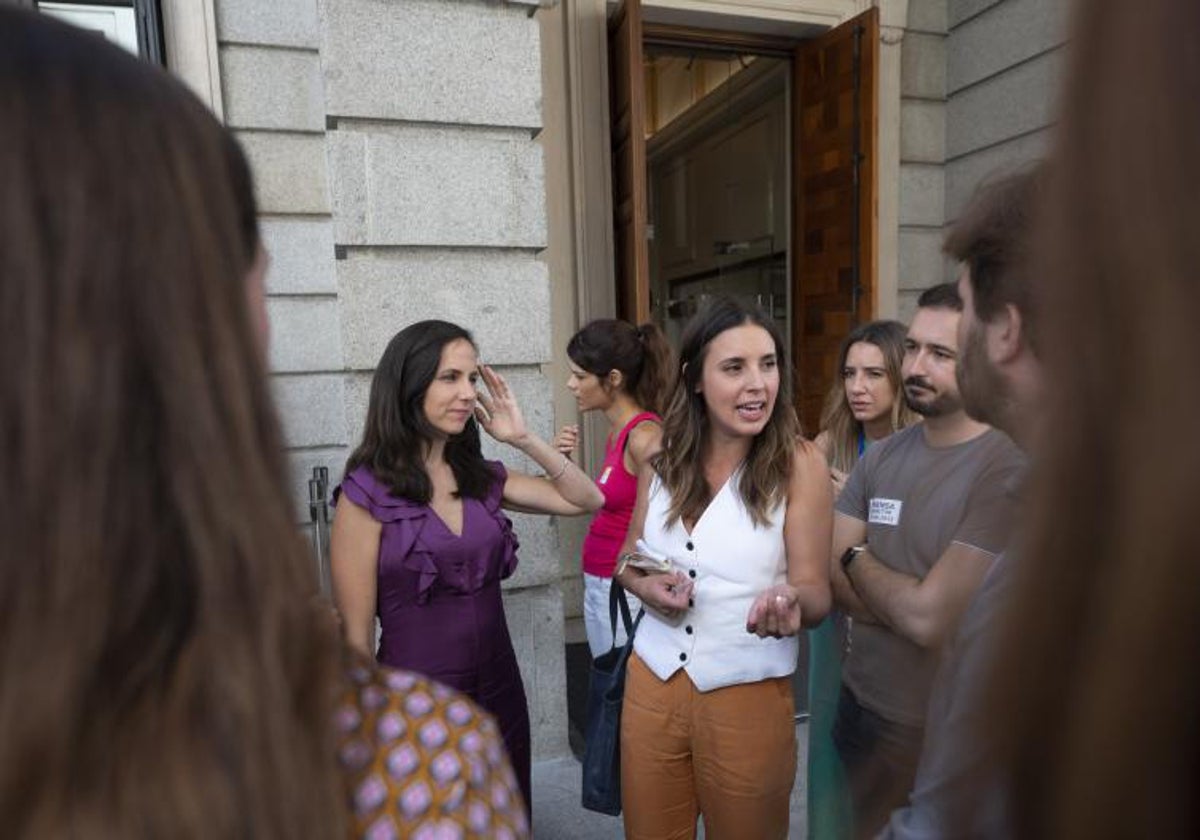 Las ministras de Derechos Sociales e Igualdad, Ione Belarra e Irene Montero, durante la constitución de las Cortes