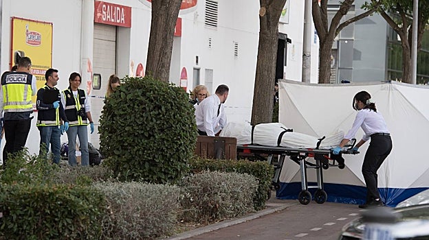 Levantamiento del cadáver tras el crimen acecido en octubre de 2022 a las puertas de una discoteca de Fuenlabrada