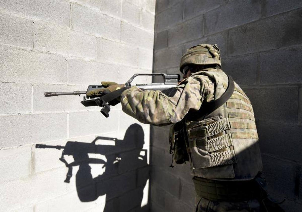 Un soldado durante unas maniobras del Ejército de Tierra