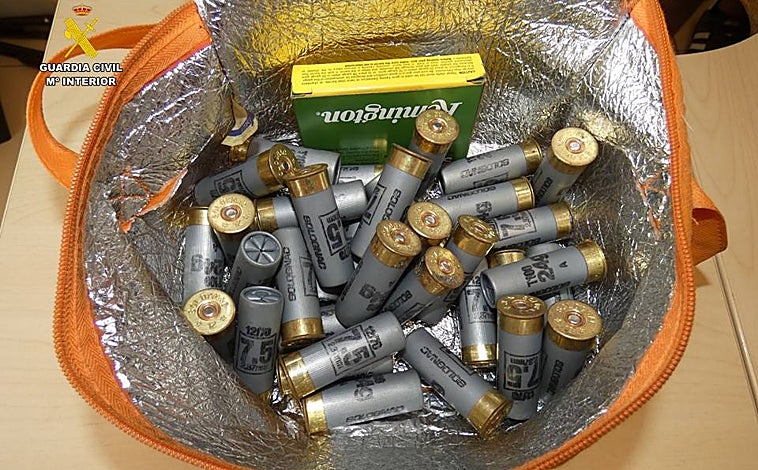 Imagen principal - Imagen del dinero, droga y munición intervenida a la red criminal por la Guardia Civil