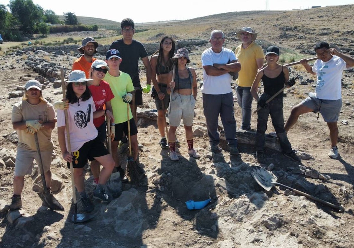 Los arqueólogos con un grupo de voluntarios