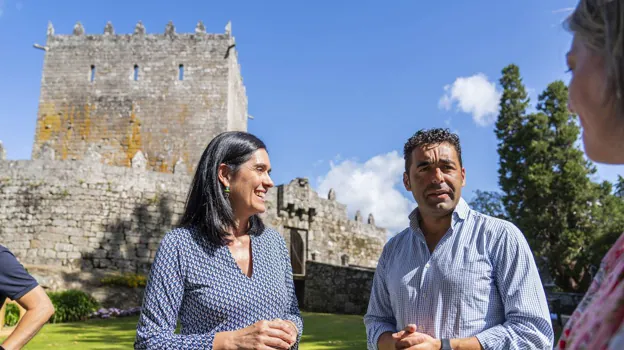 Paula Prado y Luis López, este sábado ante el Castillo de Soutomaior