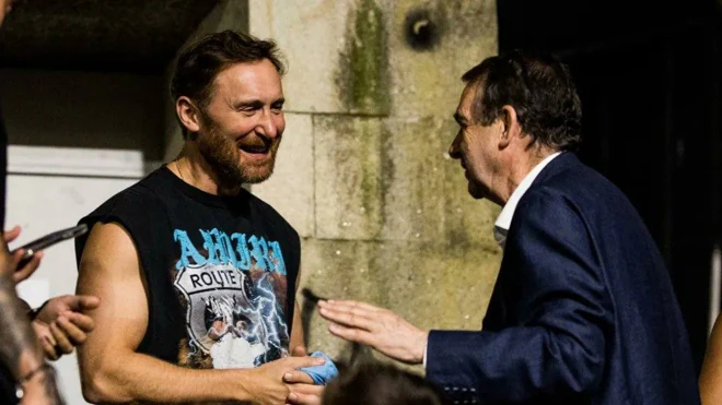 Caballero saluda al DJ David Guetta