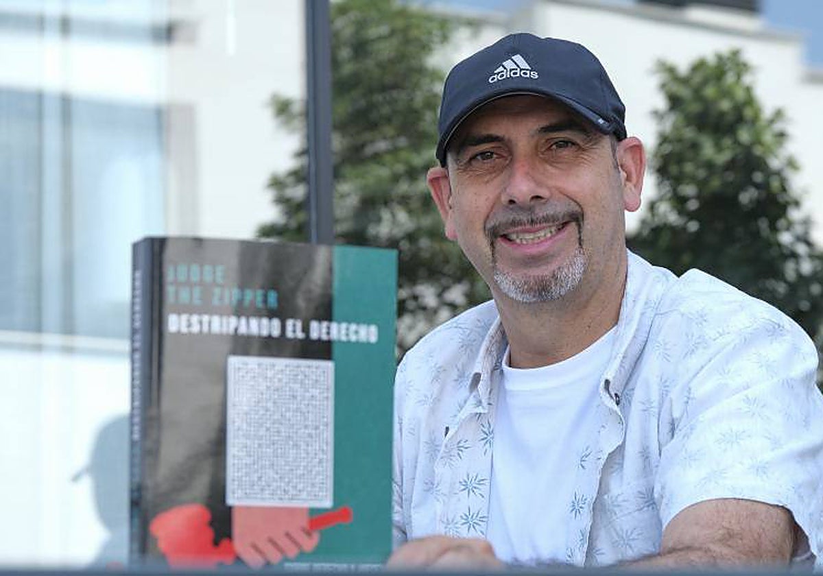 Fernando Portillo, alias 'Judge The Zipper', posa con el libro
