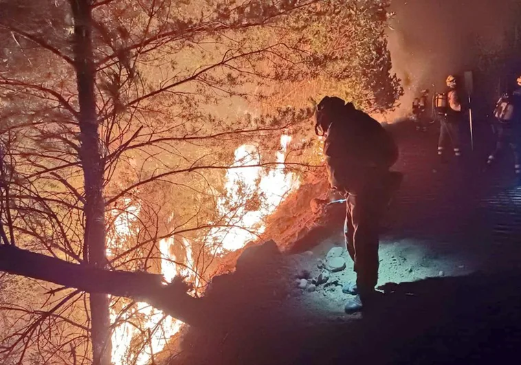 Trabajos de extinción en San Bartolomé de Rueda