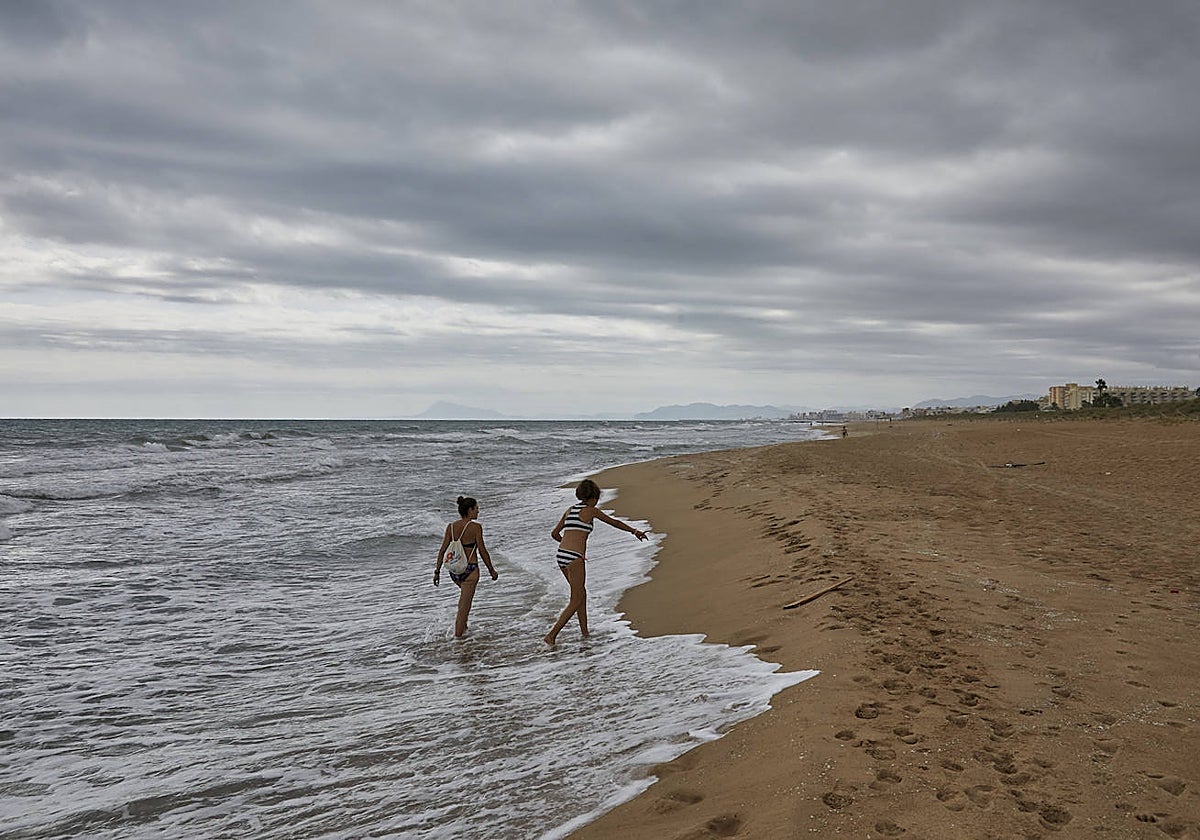Imagen de archivo de una playa valenciana durante una jornada con cielos nubosos