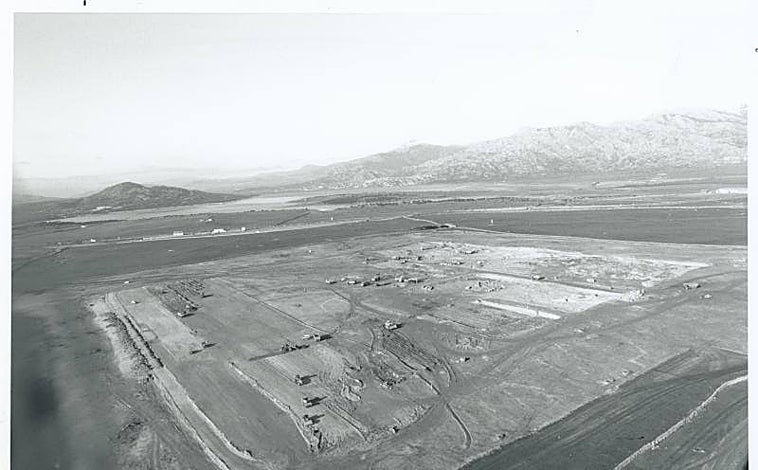 Imagen principal - Arriba, terrenos del Cierro de San Bartolomé sobre los que se levantó la cárcel de Soto. Abajo, izquierda, obras de construcción en 1992. Dcha, protesta de vecinos contra el proyecto, en 1993.
