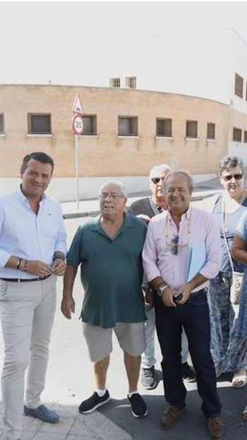 El alcalde José María Bellido junto a Jordano y los vecinos del Zumbacón donde ha implantado la APP Movilidad