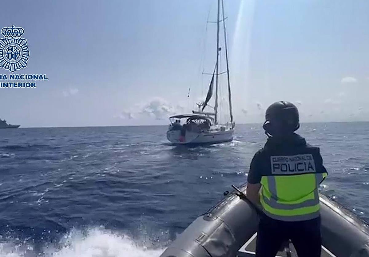 La Policía Nacional se dirige al narcovelero