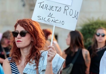 León saca tarjeta roja a Rubiales