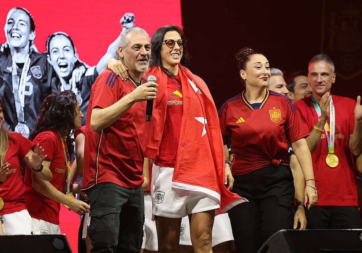 Imagen de la futbolista Jenny Hermoso junto a los cantantes del grupo Camela, Dionisio Martín, y María Ángeles Muñoz, durante la celebración de la victoria en Madrid Río el 21 de agosto