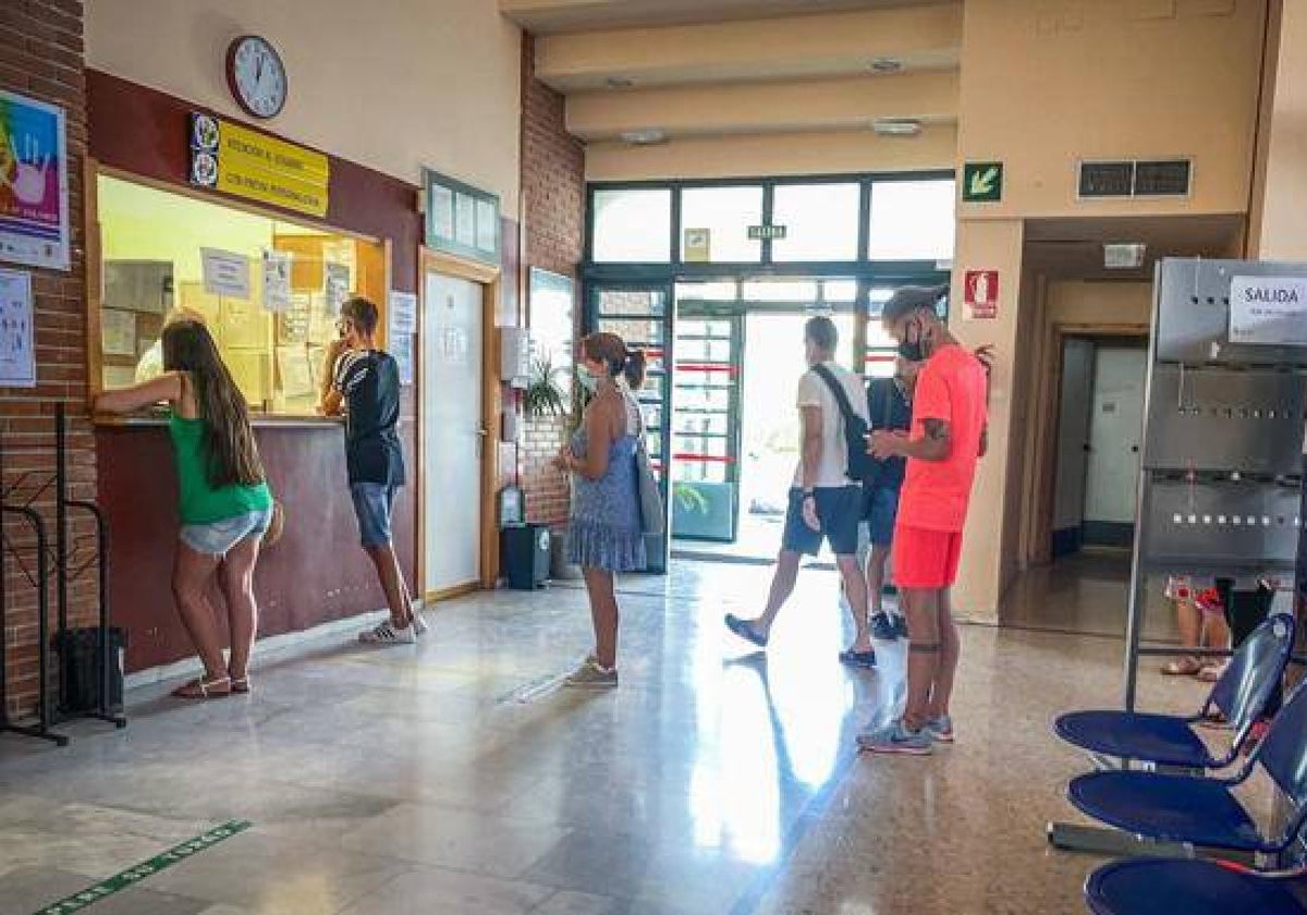 Interior de un centro de salud de Granada, en imagen de archivo.