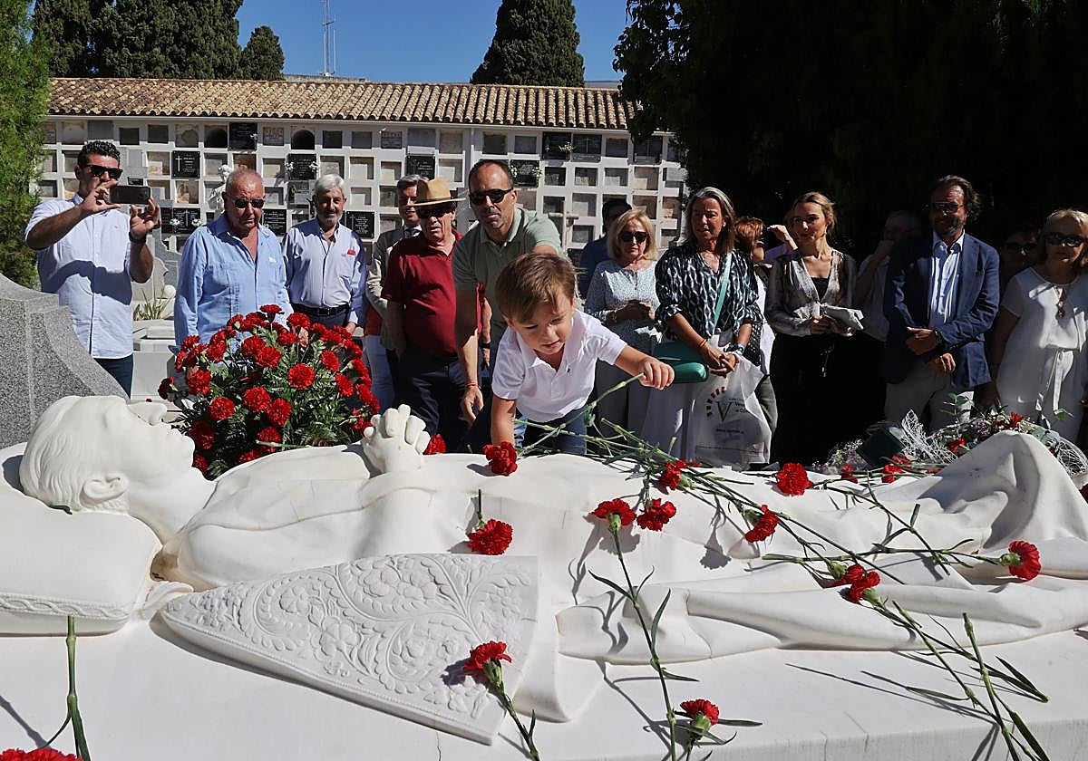 Un momento de la ofrenda floral celebrada esta mañana en la tumba de Manolete