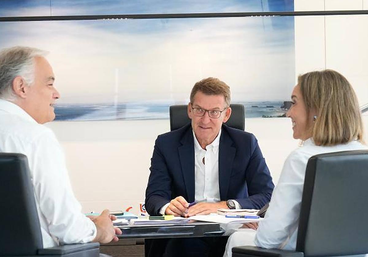 Alberto Núñez Feijóo, junto a Esteban González Pons y Cuca Gamarra