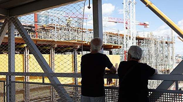 Dos señores mayores mirando las obras de la estación