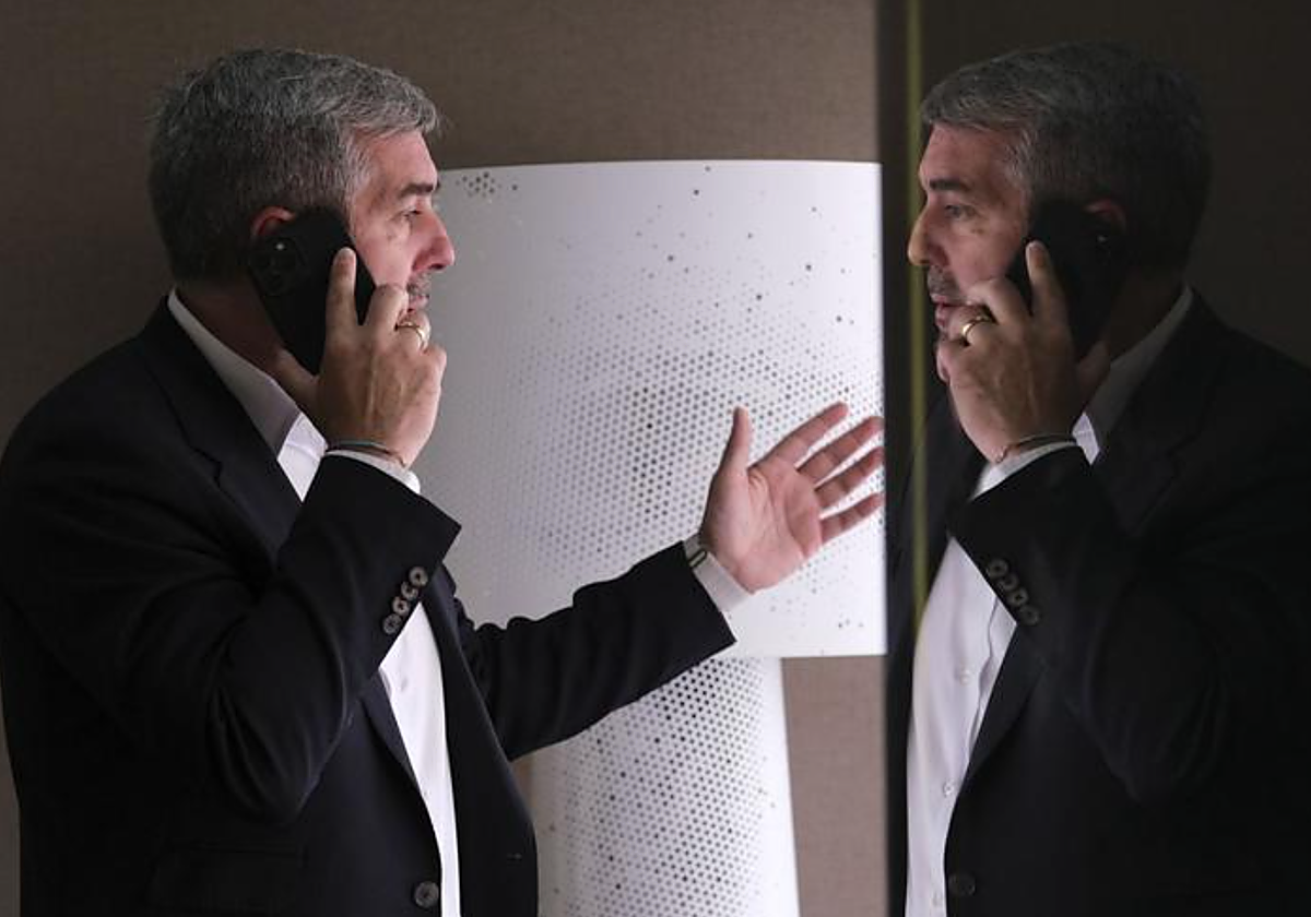 Fernando Clavijo atiende una llamada minutos antes de anunciar el pacto con el PP para la gobernabilidad de Canarias