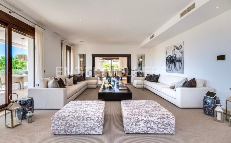 Imagen principal - Salón, uno de los dormitorios y gimnasio de la vivienda