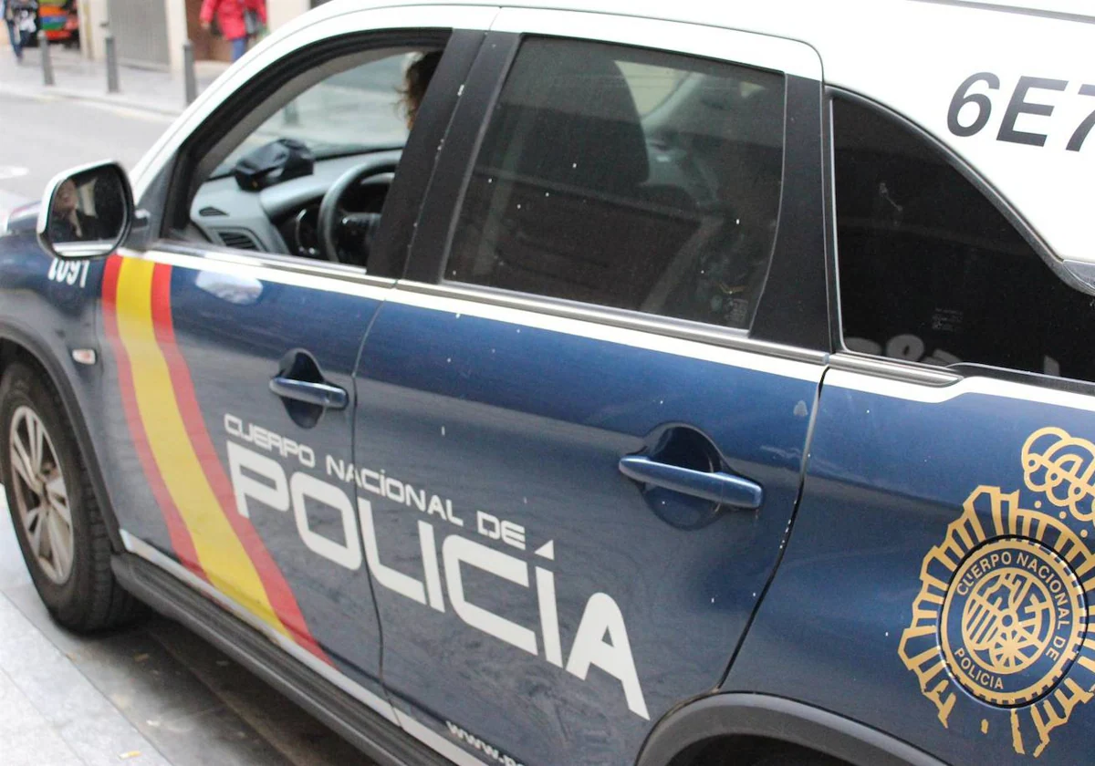 Detienen a un hombre por grabar a menores desnudos en las duchas de la  playa de Estepona