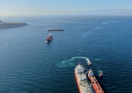 El capitán del petrolero que provocó un vertido en Gibraltar, multado con 23.000 euros