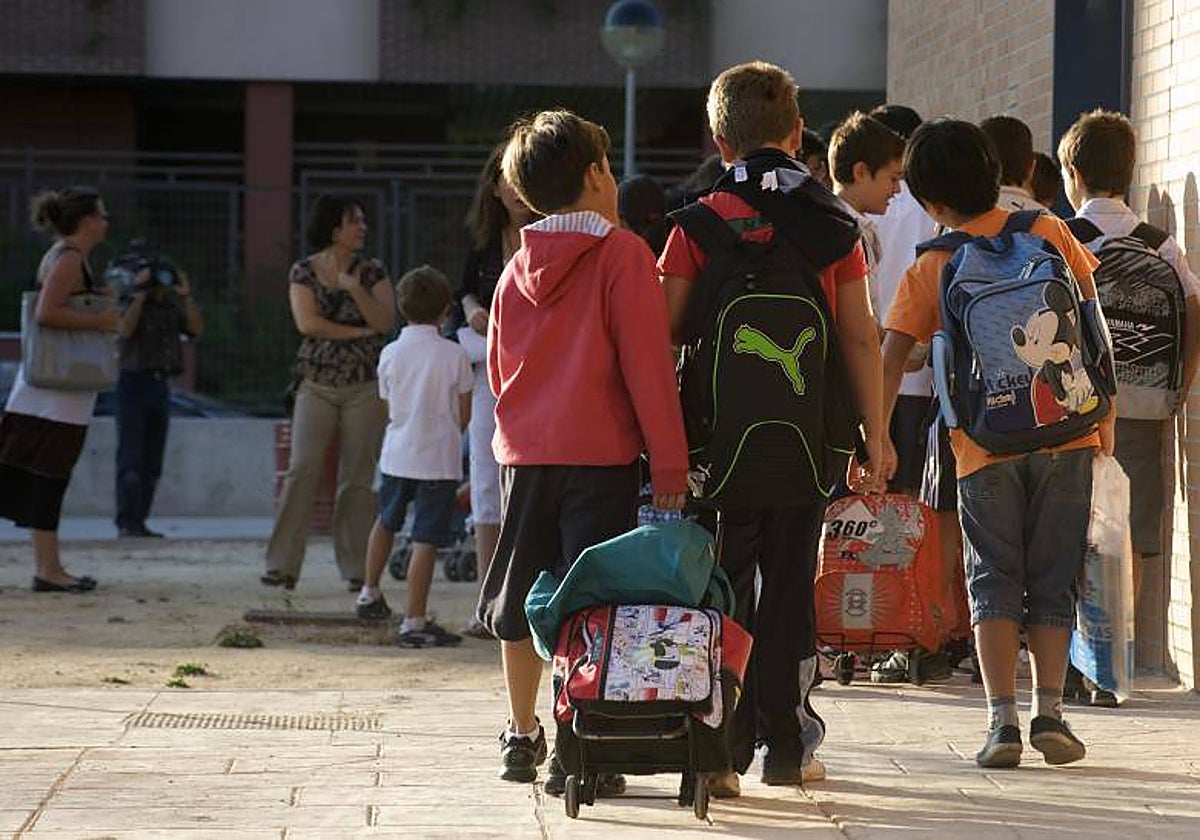 Niños entrando en su centro escolar en el primer día del nuevo curso