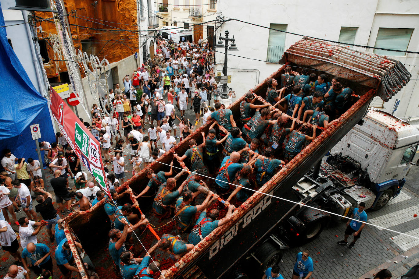 Un camión descarga tomates durante el festival anual de lucha alimentaria "La Tomatina" en Buñol, España.