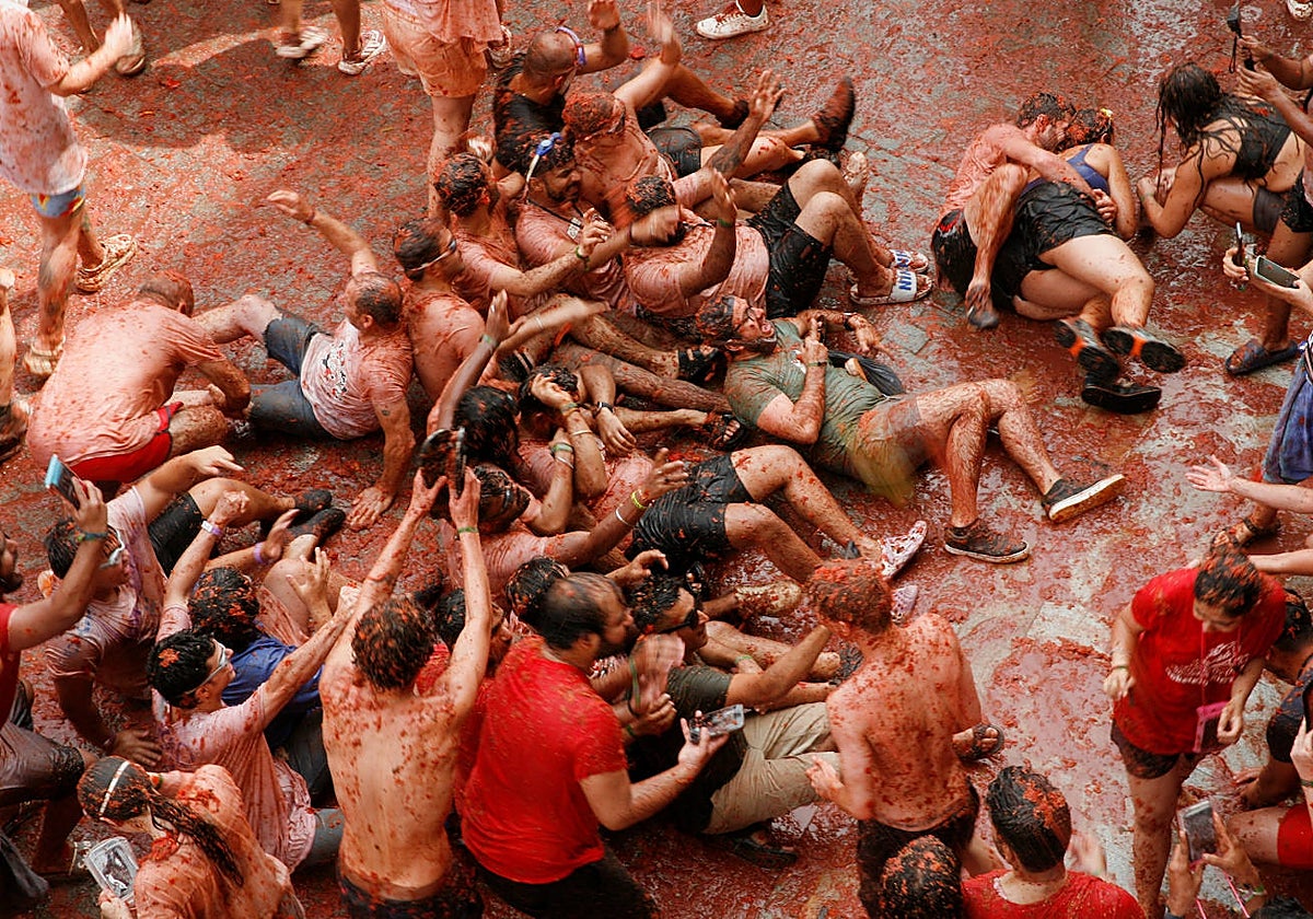 Más de 18.000 personas han disfrutado de la tradicional Tomatina en Buñol