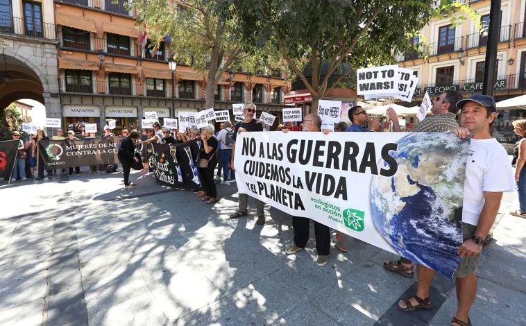 Imagen principal - Tres momentos de la concentración en Toledo 